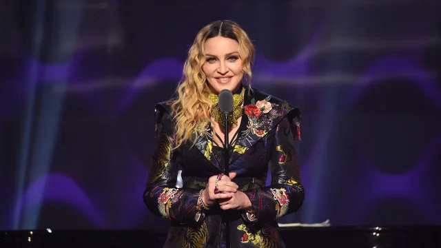 Artisti di spalle: Madonna